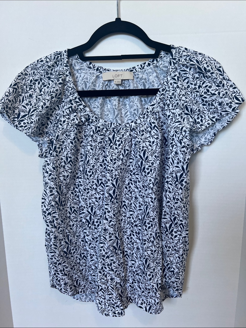 LOFT Navy & White Floral Scoop Neck Flutter Sleeve Lightweight Top